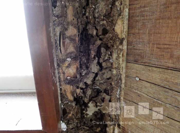白蟻に侵食された家の柱｜スマイルお店ドア