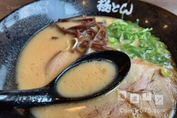 極とんラーメンの自家製豚骨醤油スープと細麺｜お店ドア